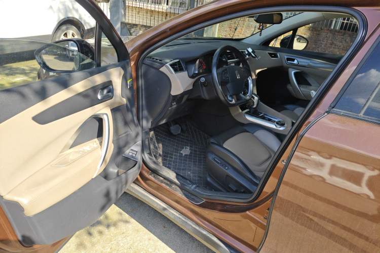 Used DS 6 2014 1.6T Luxury Edition THP160 Driver Seat