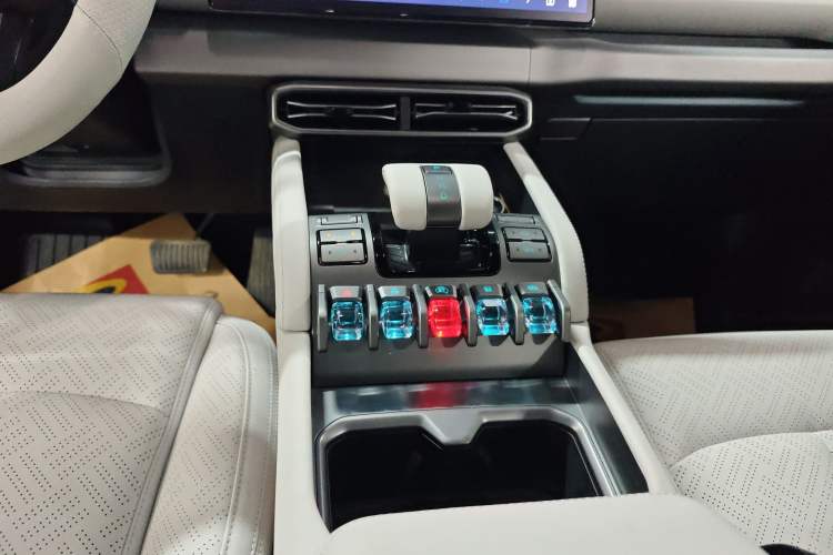 Used Formula Leopard Titanium 3 2025 501 km All-Wheel Drive Intelligent Driving Max Edition Gear Lever