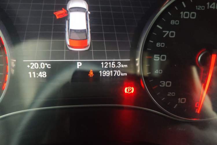 Used Audi A6L 2014 30 FSI Comfort Model Odometer Close Up