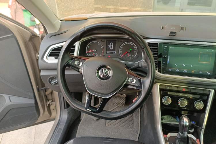 Used Volkswagen T-ROC 2018 280TSI DSG Two-Wheel Drive Advanced Version China V Emission Standard