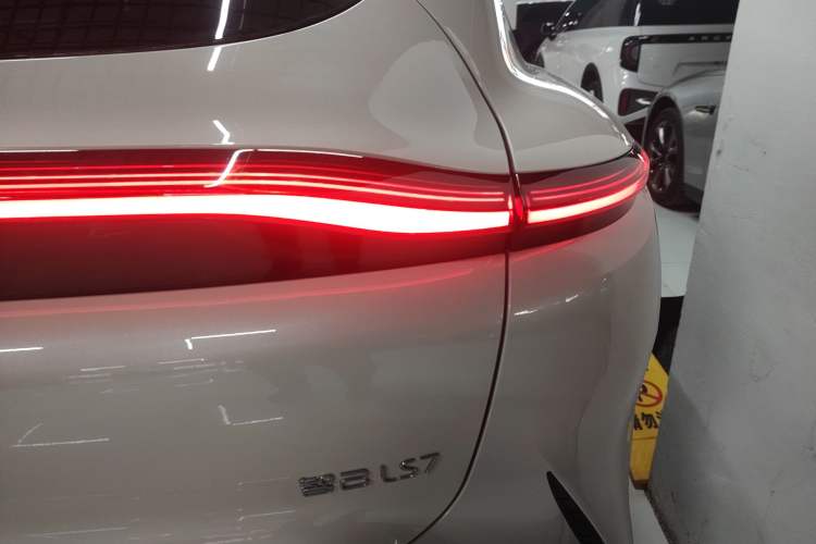 Used IM LS7 2023 90 kWh Elite Rear-Drive Version