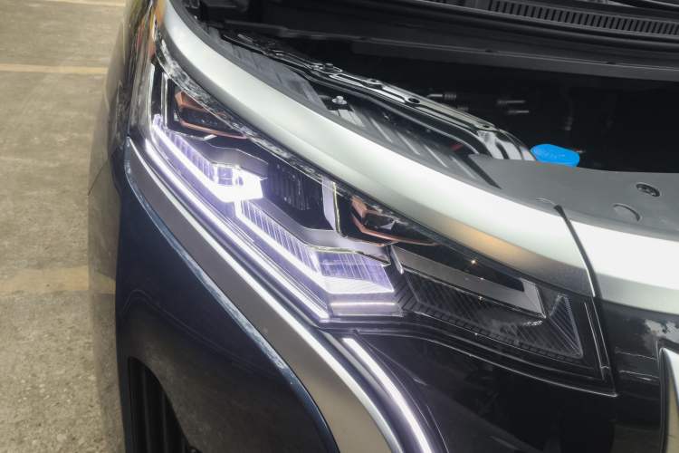 Used Denza D9 2022 EV 600 Four-Wheel Drive Flagship Model Right Front Headlight