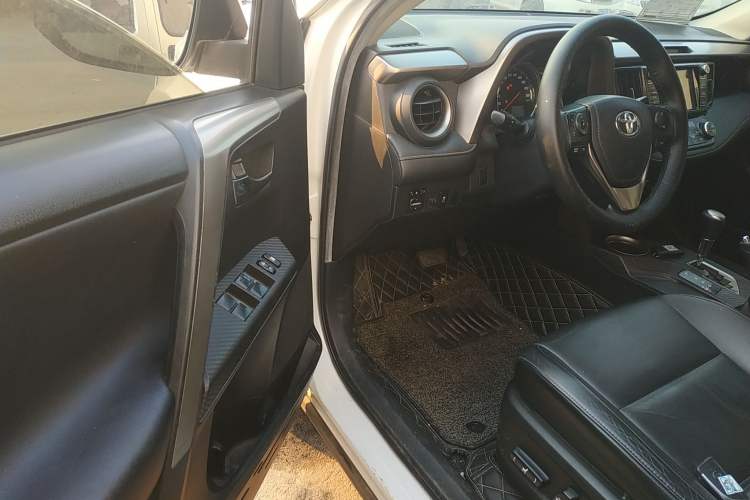 Used Toyota RAV4 2015 2.0L CVT Four-Wheel Drive New Edition