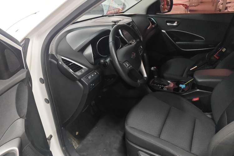 Used Hyundai Santa Fe 2015 2.0T Automatic Two-Wheel Drive Comfort Version 5 Seats
