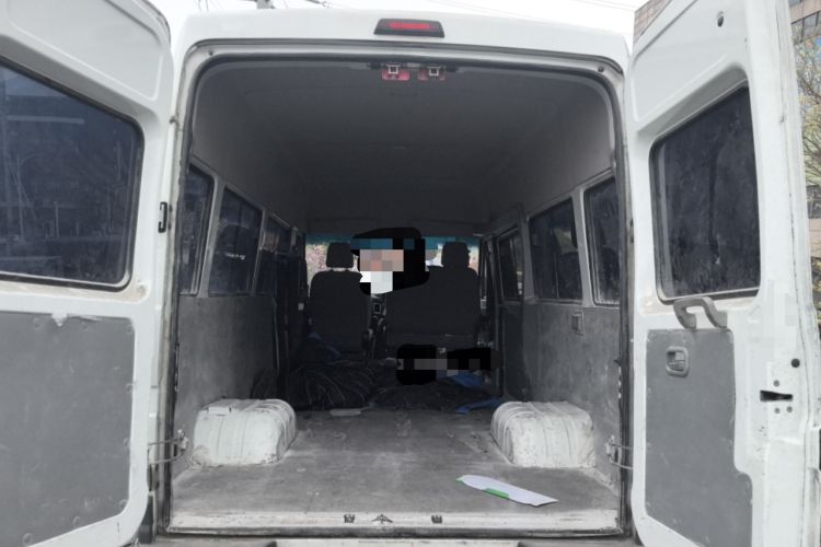 Used Iveco Daily 2022 2.5T A37 M1 Passenger Van 5-9 Seats Long Wheelbase Mid-Roof Design Dual Tires Manual Doors Trunk