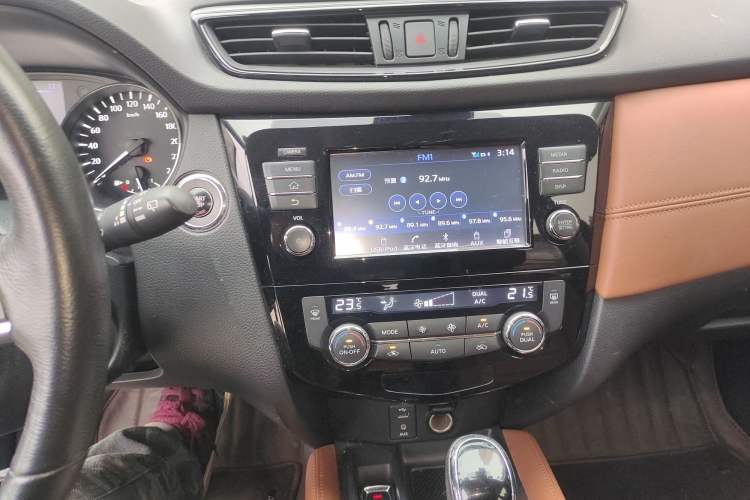 Used Nissan X-Trail 2017 2.5L CVT Ultimate Edition 4WD Audio And AC Panel