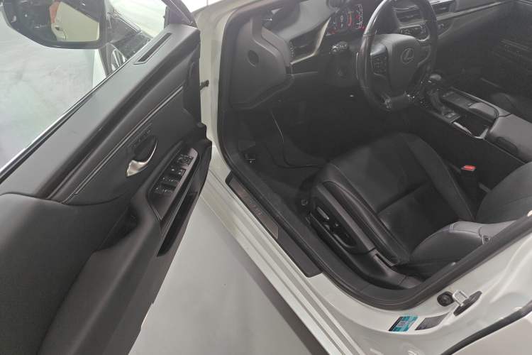 Used Lexus ES 2020 200 Luxury Edition Driver Seat