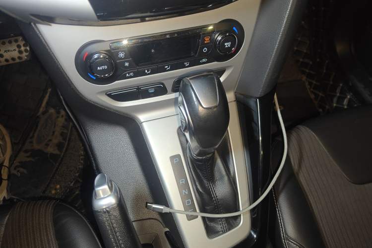 Used Ford Focus 2012 Hatchback 2.0L Automatic Luxury Sport Model Gear Lever