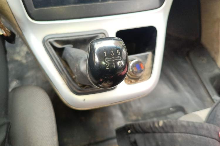 Used CHANGAN KAICHENG Ruixing M90 2018 2.0L Value-Added CNG Flat-Roof Hatchback with 6 Seats Model 4G94S Gear Lever