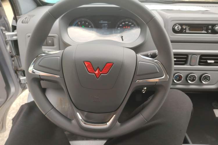 Used Wuling Yangguang 2024 300KM Comfort Version Passenger Van 75kW
