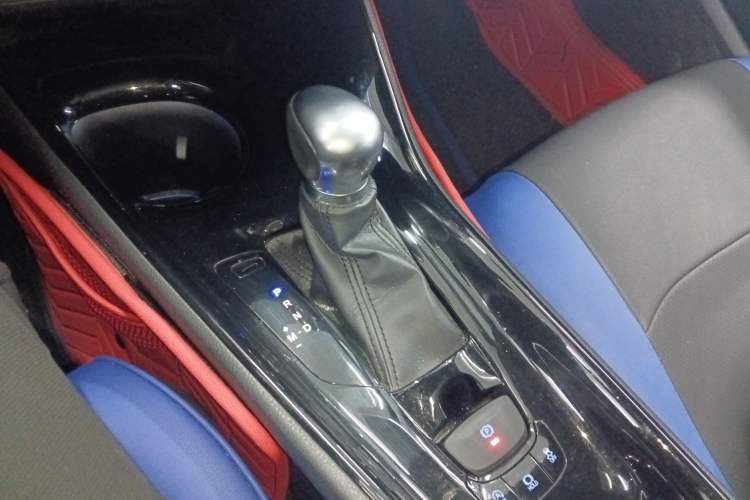 Used Toyota C-HR 2018 2.0L Luxury Sunroof Version China V Emission Standard Gear Lever