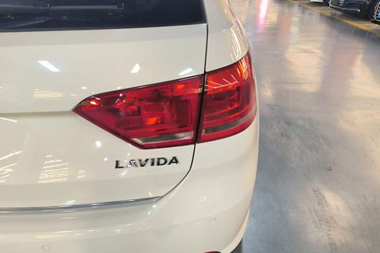 Used Volkswagen Gran Lavida 2013 1.6L Automatic Comfort Model Right Rear Taillight