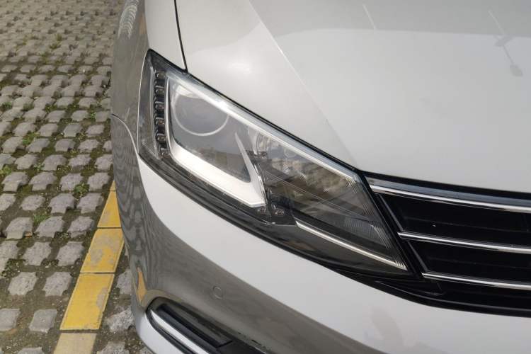 Used Volkswagen Sagitar 2017 230TSI Automatic Luxury Edition Right Front Headlight