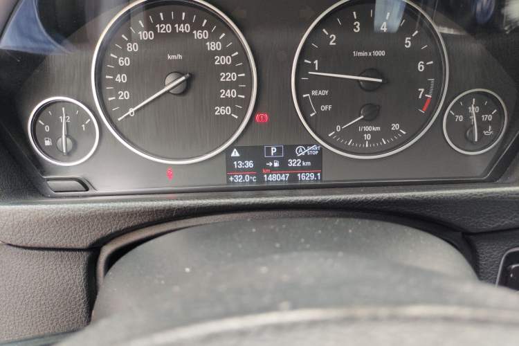 Used BMW 3 Series 2017 320Li Fashion Model Odometer Close Up