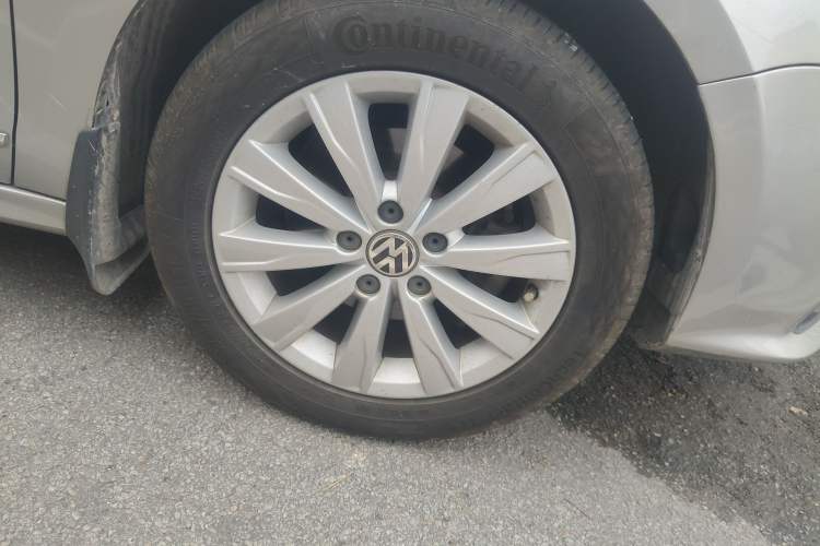 Used Volkswagen Sagitar 2015 1.6L Manual Comfort Model Right Front Wheel Hub