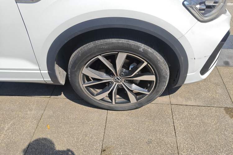 Used Volkswagen T-ROC 2023 300TSI DSG Two-Wheel-Drive Chen Guang Edition Right Front Wheel Hub