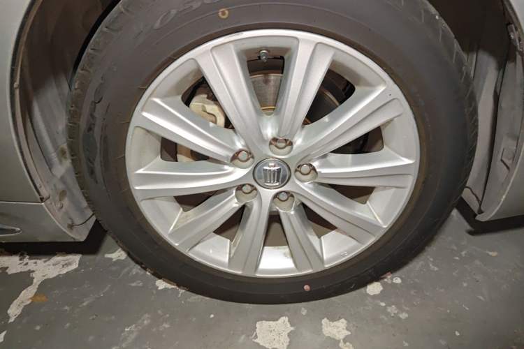 Used Toyota Crown 2011 2.5L Royal Special Edition with Leather and Sunroof Right Front Wheel Hub