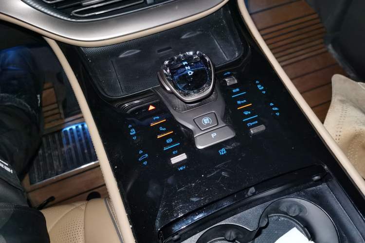 Used Denza D9 2022 DM-i 1040 Prestige Model
