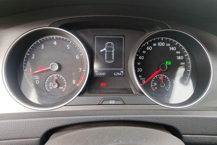 Used Volkswagen Golf 2015 1.4TSI Automatic Comfort Model Odometer Close Up