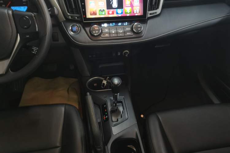 Used Toyota RAV4 2016 2.0L CVT Two-Wheel Drive Fashion Edition China V Standard Gear Lever