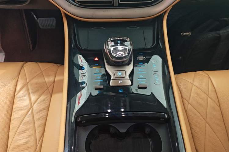 Used Denza D9 2022 DM-i 1040 Prestige Model
