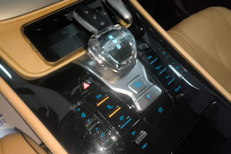 Used Denza D9 2024 DM-i 980 Four-Wheel Drive Prestige Model
