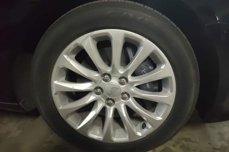 Used Cadillac XTS 2018 28T Elite Edition Right Front Wheel Hub
