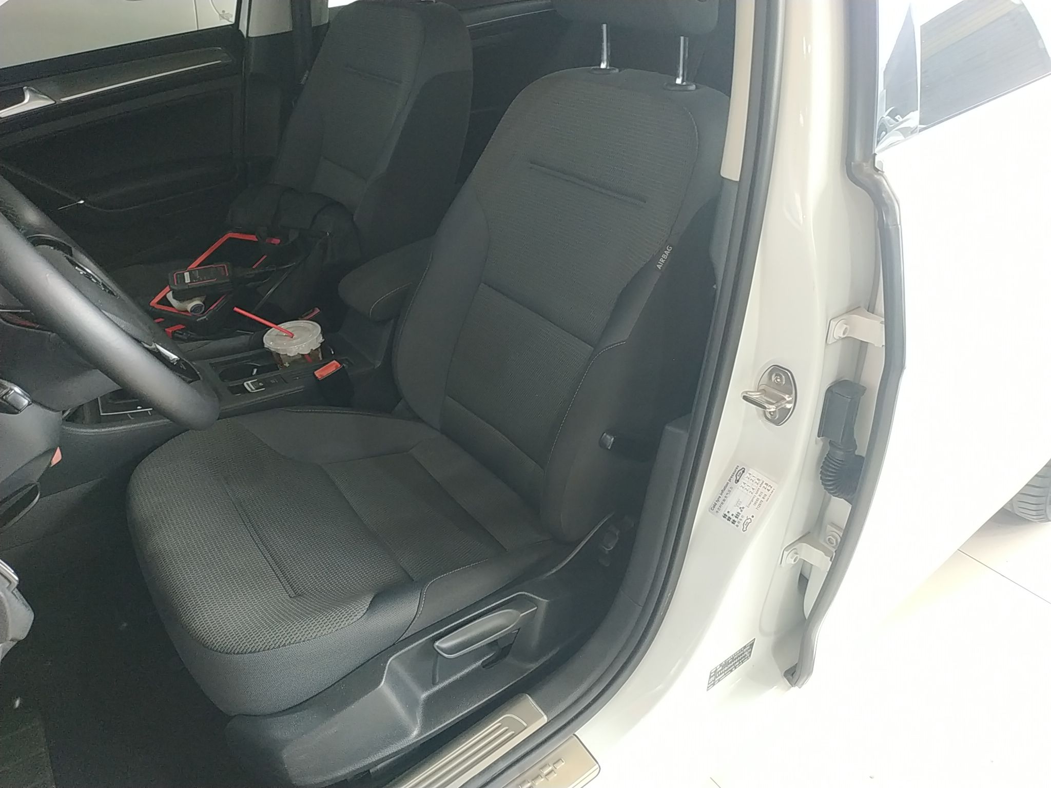 Переднее сиденье в автомобиле