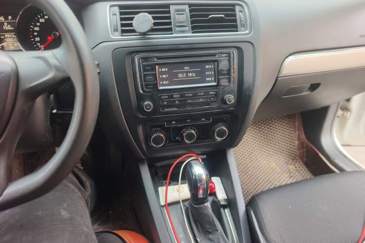 Used Volkswagen Sagitar 2018 1.6L Automatic Fashion Model Audio And AC Panel