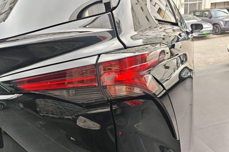 Used Toyota Granvia 2023 2.5L Hybrid Luxury Edition