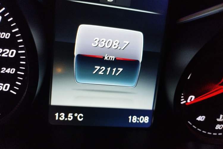 Used Mercedes-Benz V-Class 2017 V 260 Avantgarde Edition Odometer Close Up