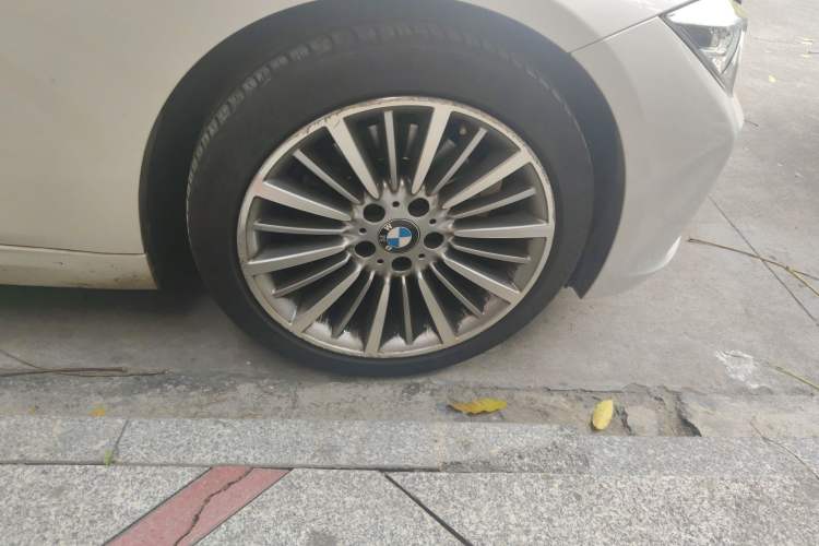 Used BMW 3 Series 2019 320Li Fashion Model Right Front Wheel Hub