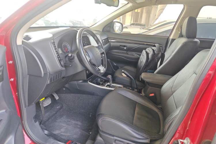 Used Mitsubishi Outlander 2018 2.0L Two-Wheel Drive Glory Edition 5 Seats Left Front Seat