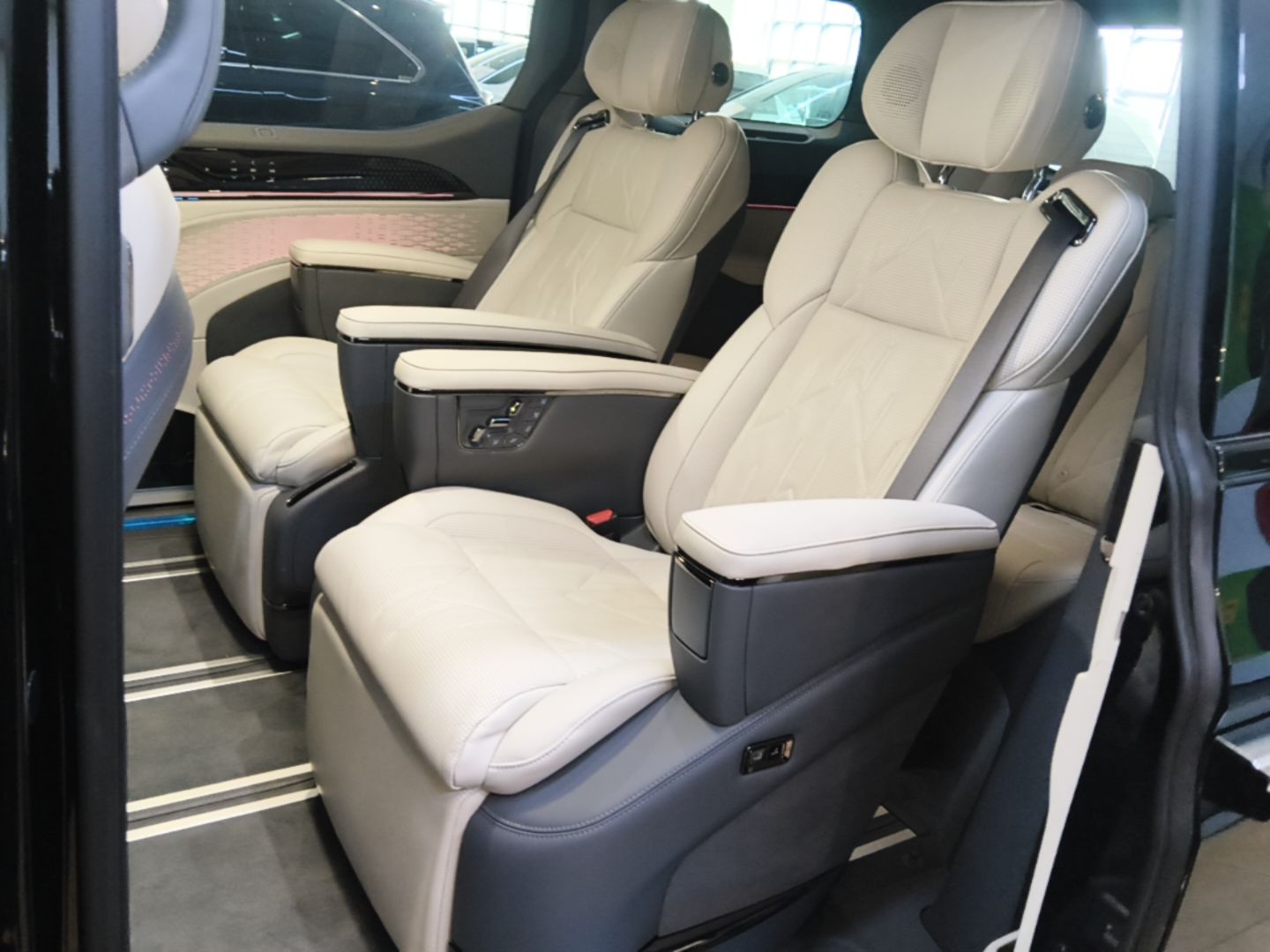 Zeekr 009 2024 7-Seater Aisle Version 108 kWh — снимка 20