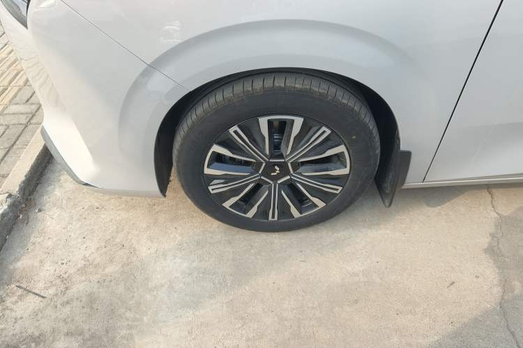 Used Wuling Starlight 730 2025 Model Plug-in Hybrid 125km Luxury Edition
