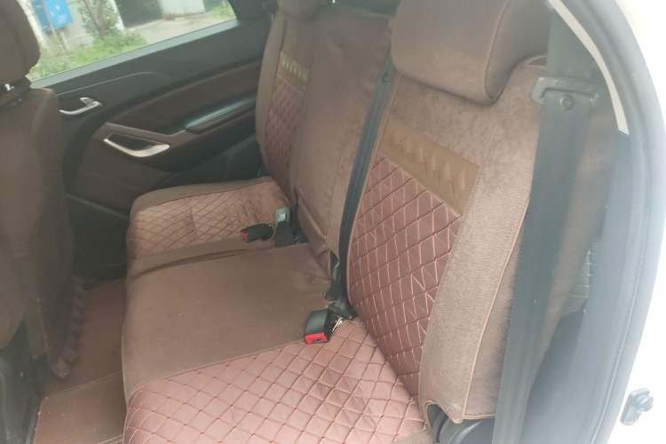 Used JMC Yusheng S350 2016 2.4T Automatic 2WD Diesel Luxury Version with Sunroof 7 Seats
