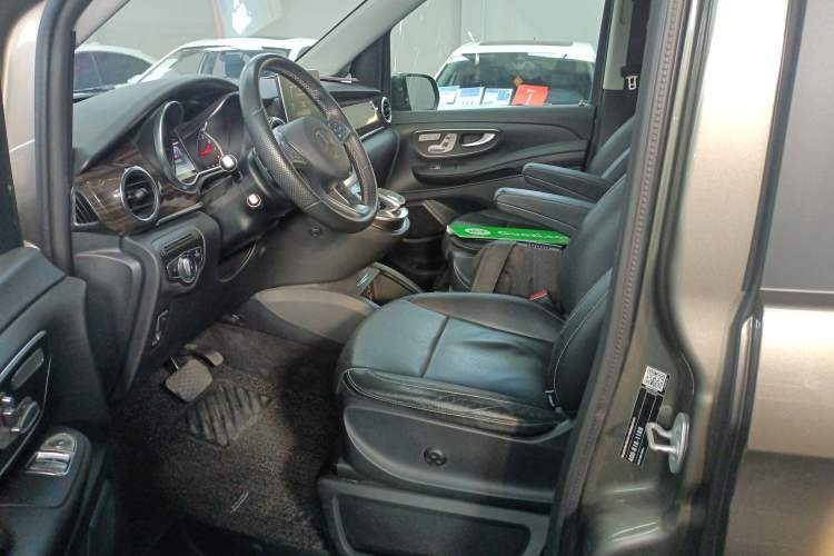 Used Mercedes-Benz V-Class 2017 V 260 Avantgarde Edition
