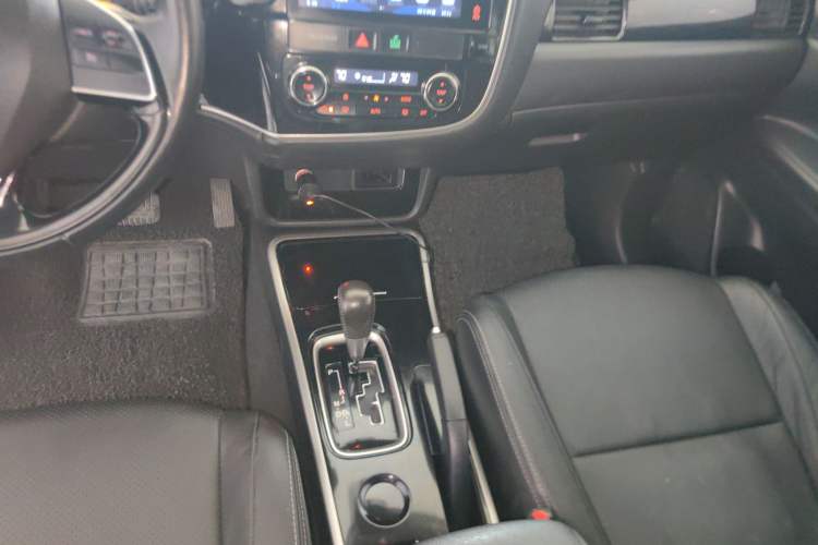 Used Mitsubishi Outlander 2017 2.0L Two-Wheel Drive Glory Edition 5 Seats