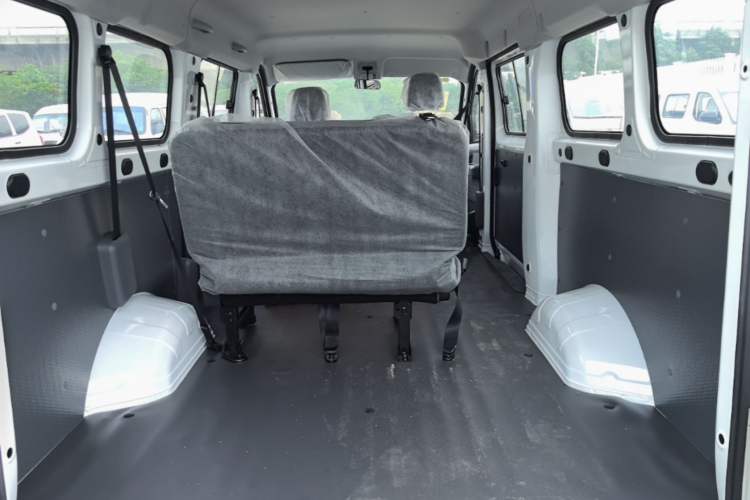 Used Wuling Yangguang 2024 300KM Comfort Version Passenger Van 75kW