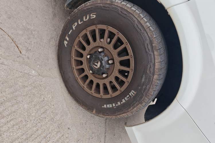 Used JMC Fushun 2023 2.0T Automatic Short-Wheelbase Low-Roof Commercial & Multi-Purpose Passenger Vehicle 6 Seats with Lift-Up Tailgate Right Front Wheel Hub