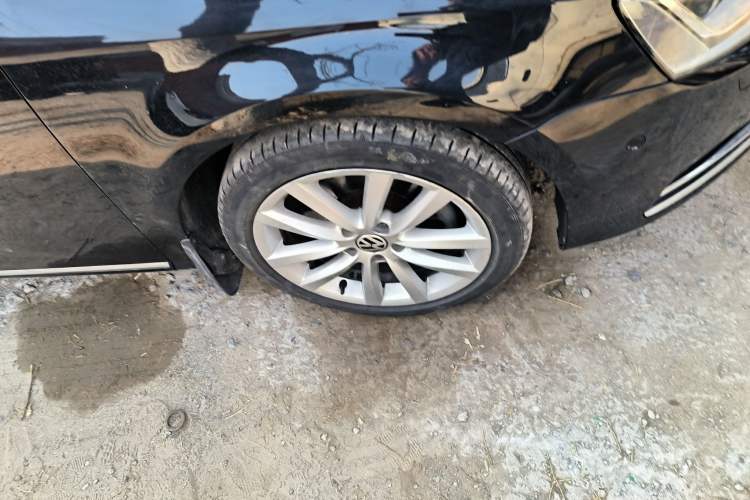 Used Volkswagen Magotan 2012 Facelift 1.8TSI Prestige Model Right Front Wheel Hub