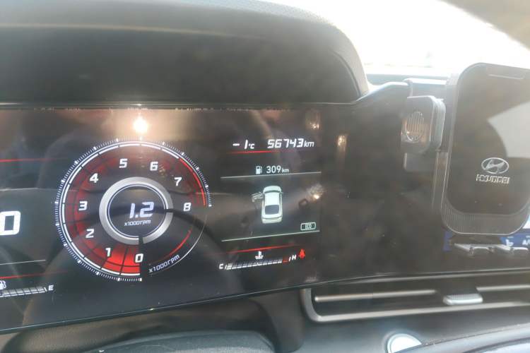 Used Hyundai Elantra 2021 1.5L CVT LUX Prestige Edition Odometer Close Up