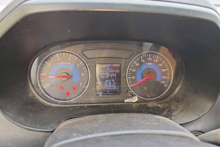 Used Dongfeng Fengon 380 2022 1.5L Comfort-Class Passenger Vehicle (Steel Spring) with 5 Seats
