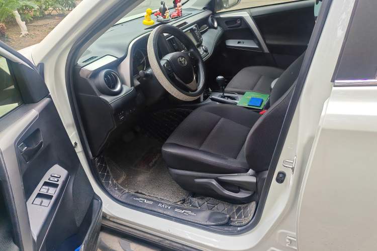 Used Toyota RAV4 2018 2.0L CVT Two-Wheel Drive Fashion X Edition Driver Seat