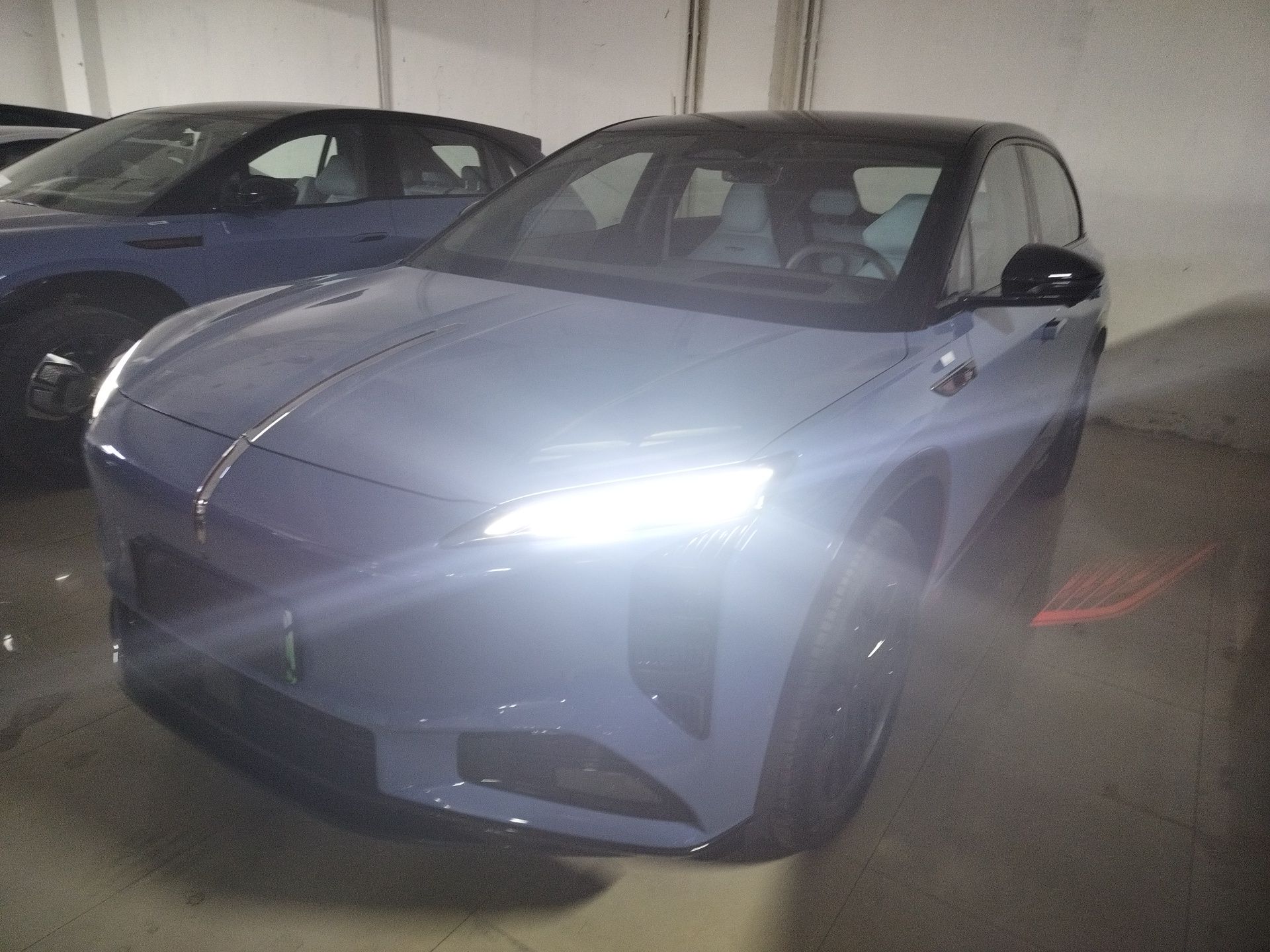 Под передней частью автомобиля