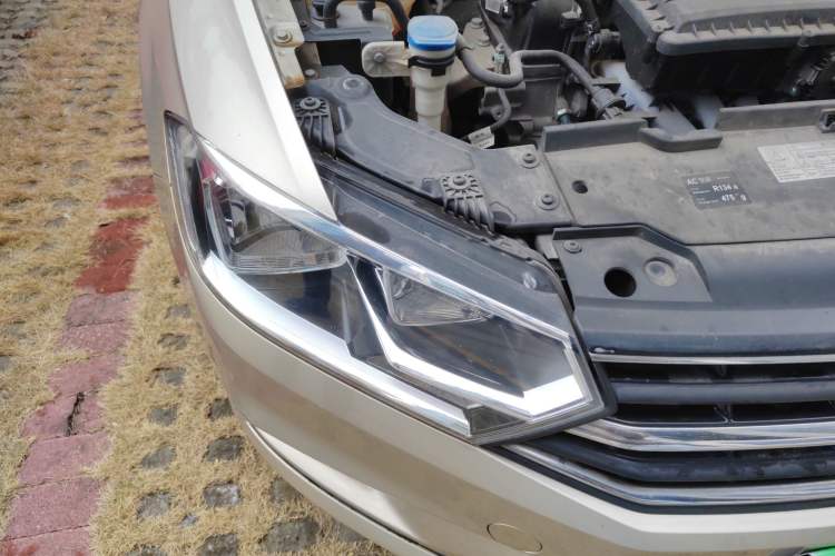 Used Volkswagen Bora 2016 1.6L Automatic Fashion Model Right Front Headlight