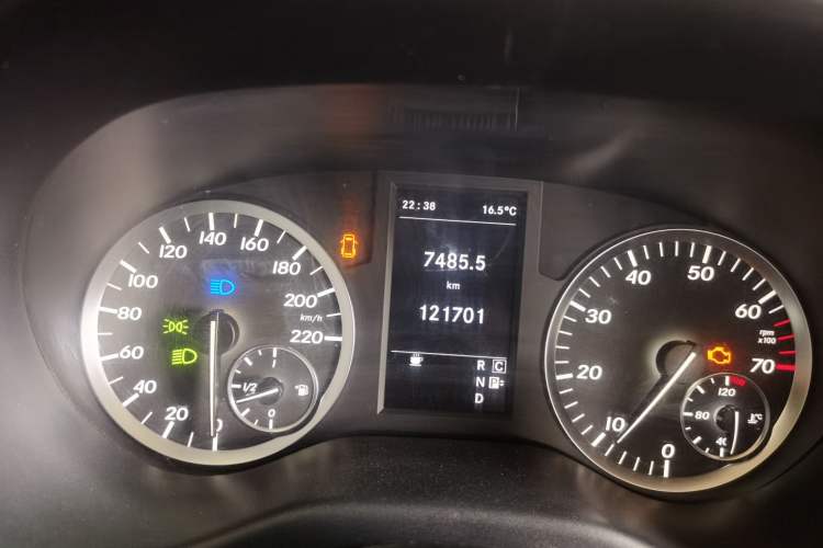 Used Mercedes-Benz Vito 2016 2.0T Elite Version 9-seater Odometer Close Up