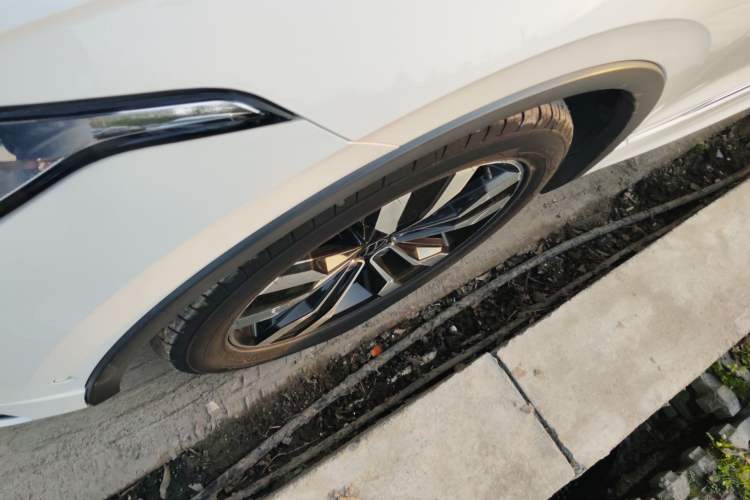 Used Volkswagen Tiguan L 2022 330TSI Automatic Two-Wheel Drive R-Line Enhanced Edition Exterior 4