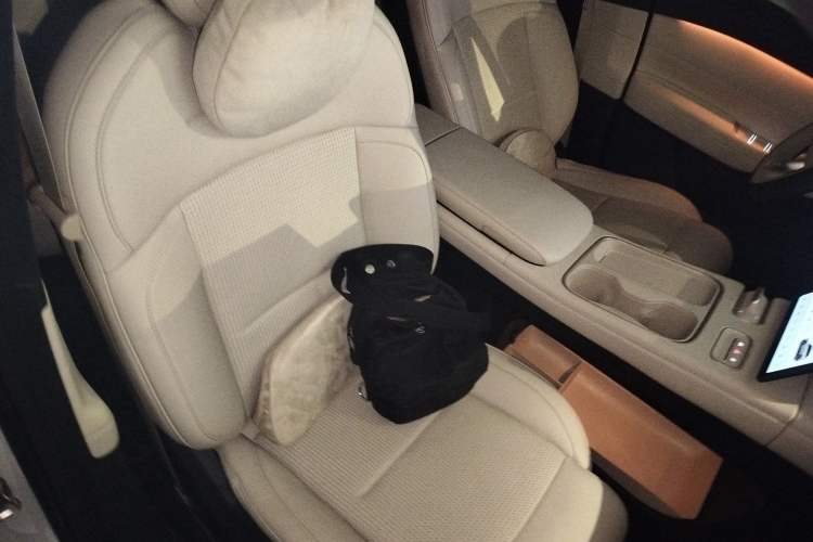 Used Nio ES6 2024 75 kWh Right Front Seat