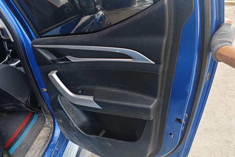 Used SAIC MAXUS T70 2021 2.0T Facelift Diesel Automatic 4x4 Advanced Version with Long Bed and High Ground Clearance
